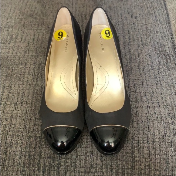 Tahari Shoes - Tahari black pumps EUC